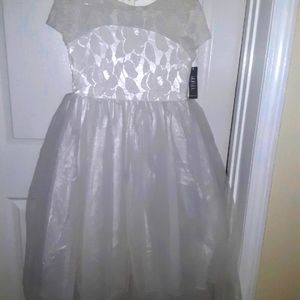 Girls sz 16 white dress puffy layer tulle skirt. Lace detailing on bodice.